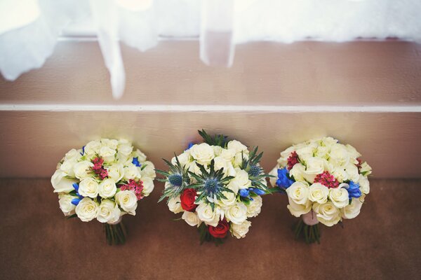 Gorgeous wedding bouquets in baskets
