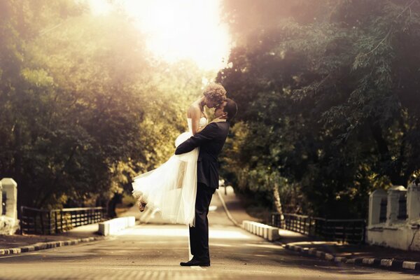 Lo sposo alzò la sposa tra le braccia