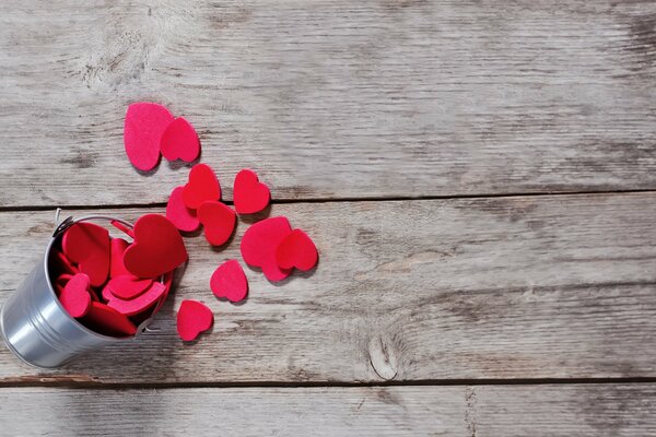 Lindos corazones rojos en un pequeño cubo