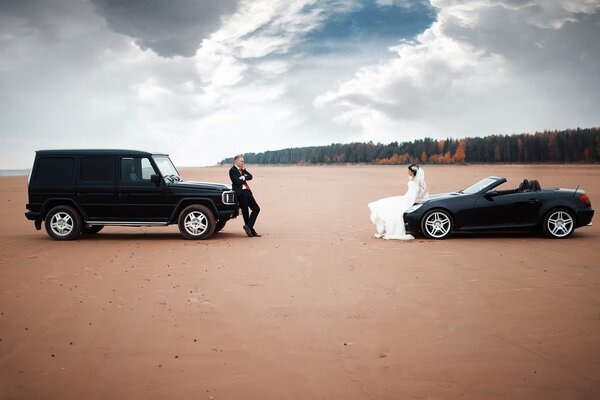 La mariée et le marié sur leurs chevaux de fer