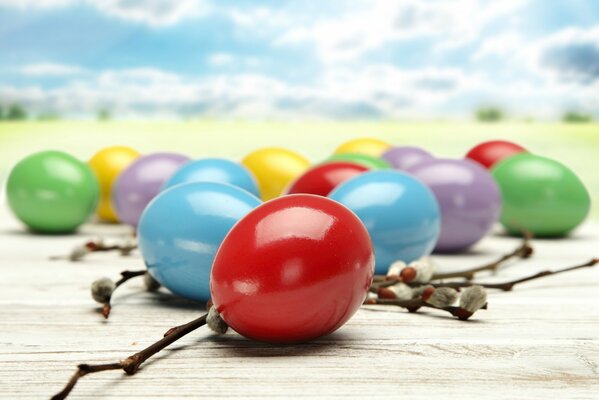 Oeufs de Pâques multicolores pour les vacances