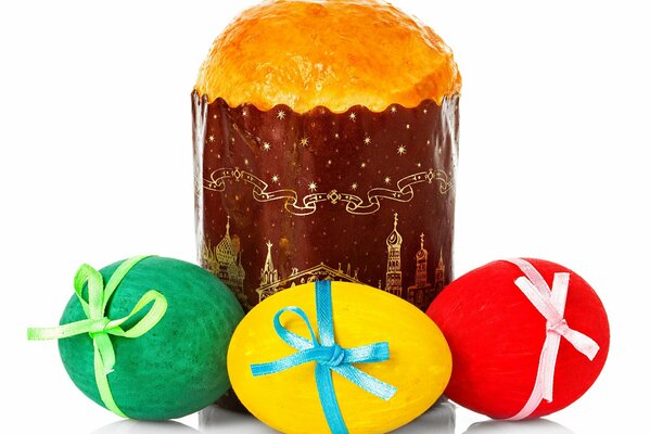 Gâteau de Pâques avec des oeufs colorés