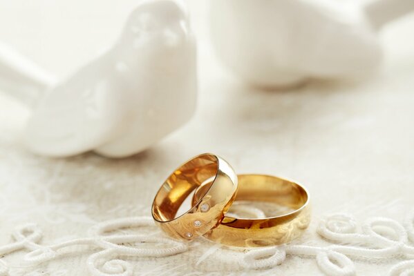 Feos anillos de boda en encaje brillan