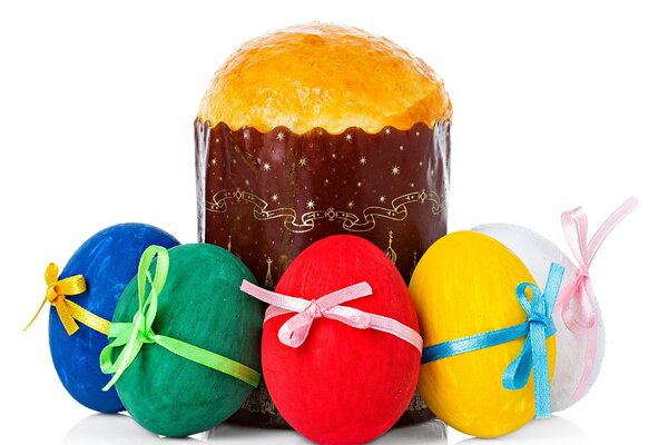 Oeufs colorés et gâteau de Pâques
