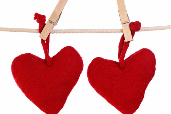 Corazones en una cuerda con pinzas para la ropa