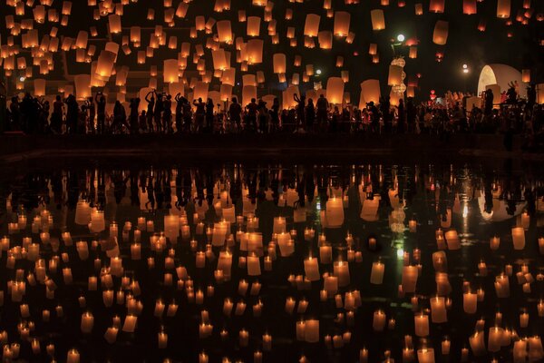 Paper lanterns are reflected in the water