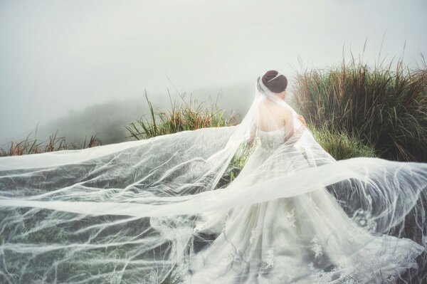 Ragazza asiatica in abito da sposa chic