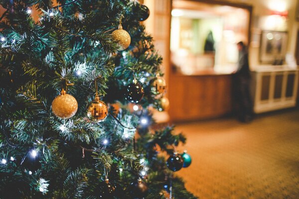 Albero di Natale decorato con palline d oro