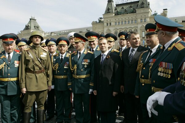 Dmitry Medvedev con i soldati a Mosca
