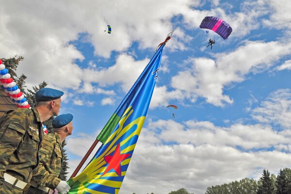 Прыгают с парашютом в день вдв