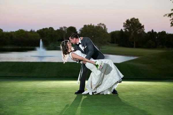 Fotografia di matrimonio su un bellissimo sfondo