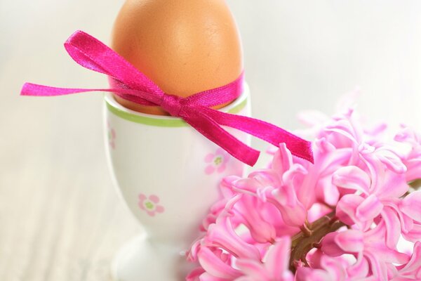 Oeuf de Pâques avec un arc
