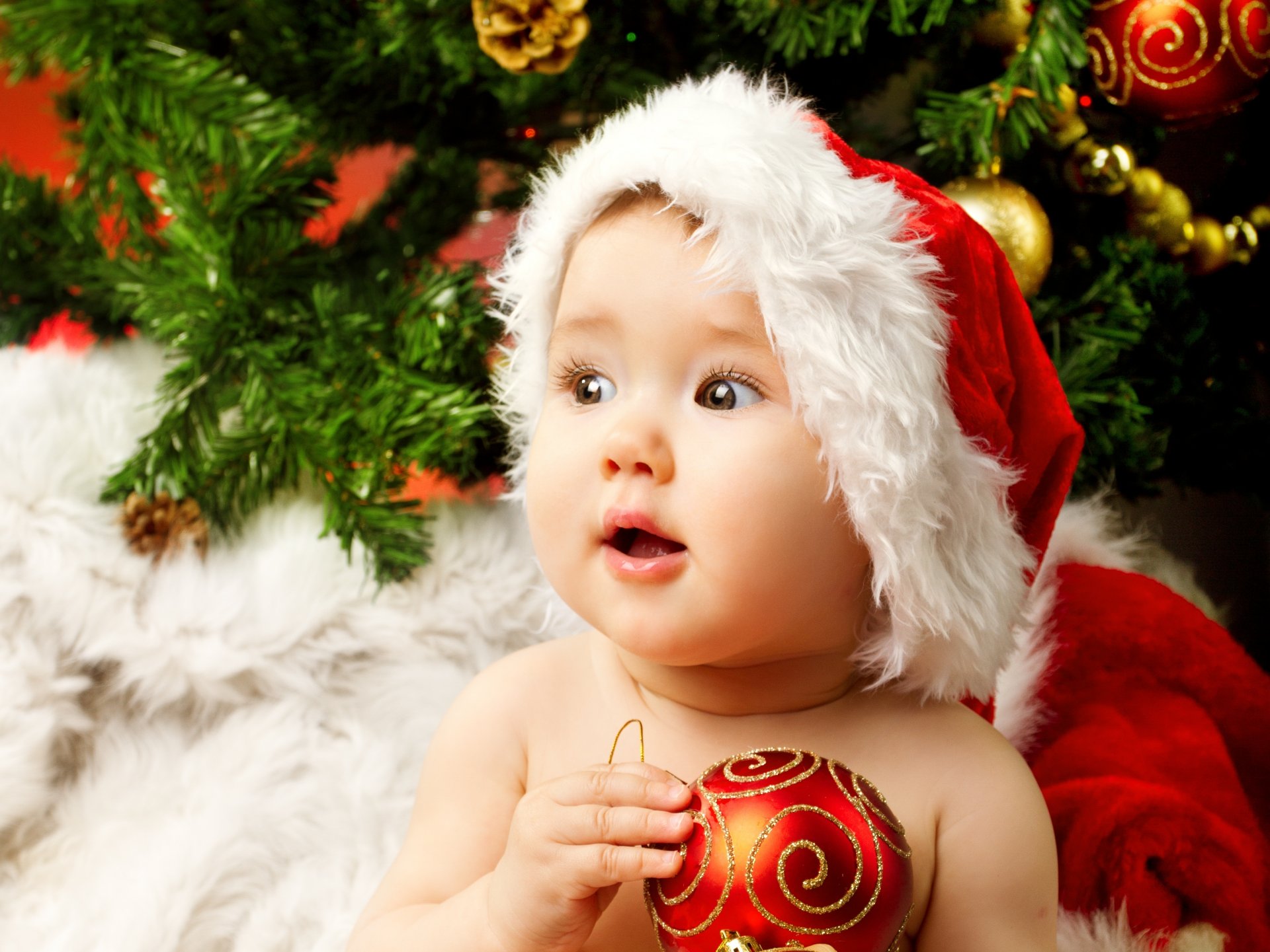 año nuevo feliz navidad increíble niña bebé bebé pequeño traje de santa claus disfrutar feliz árbol de navidad feliz navidad hermosa increíble niña niños niño