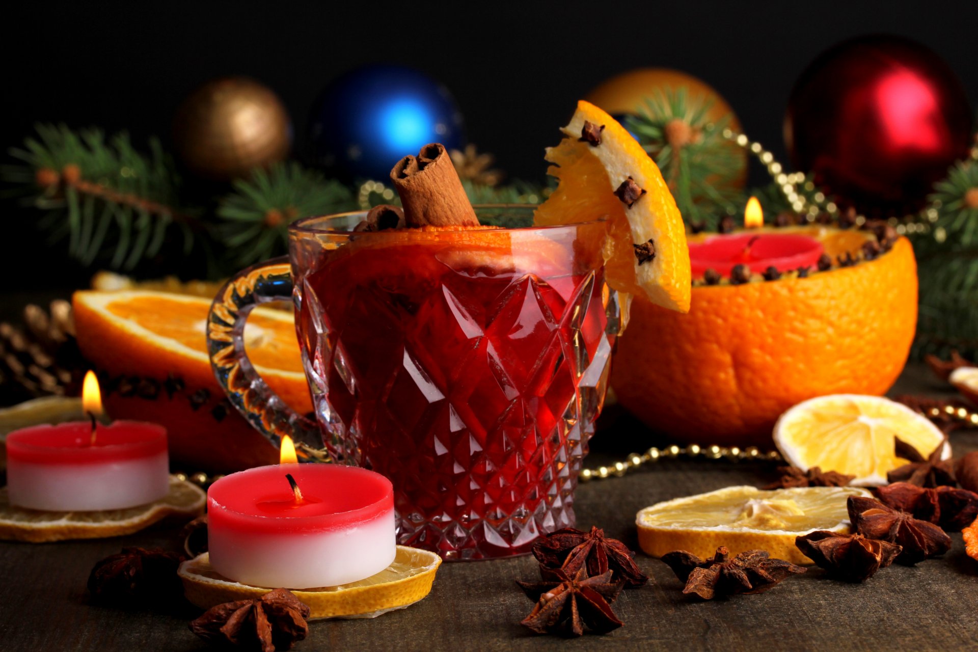 vino caliente taza anís anís naranja limón canela bebida invierno velas juguetes árbol de navidad ramas vacaciones año nuevo navidad