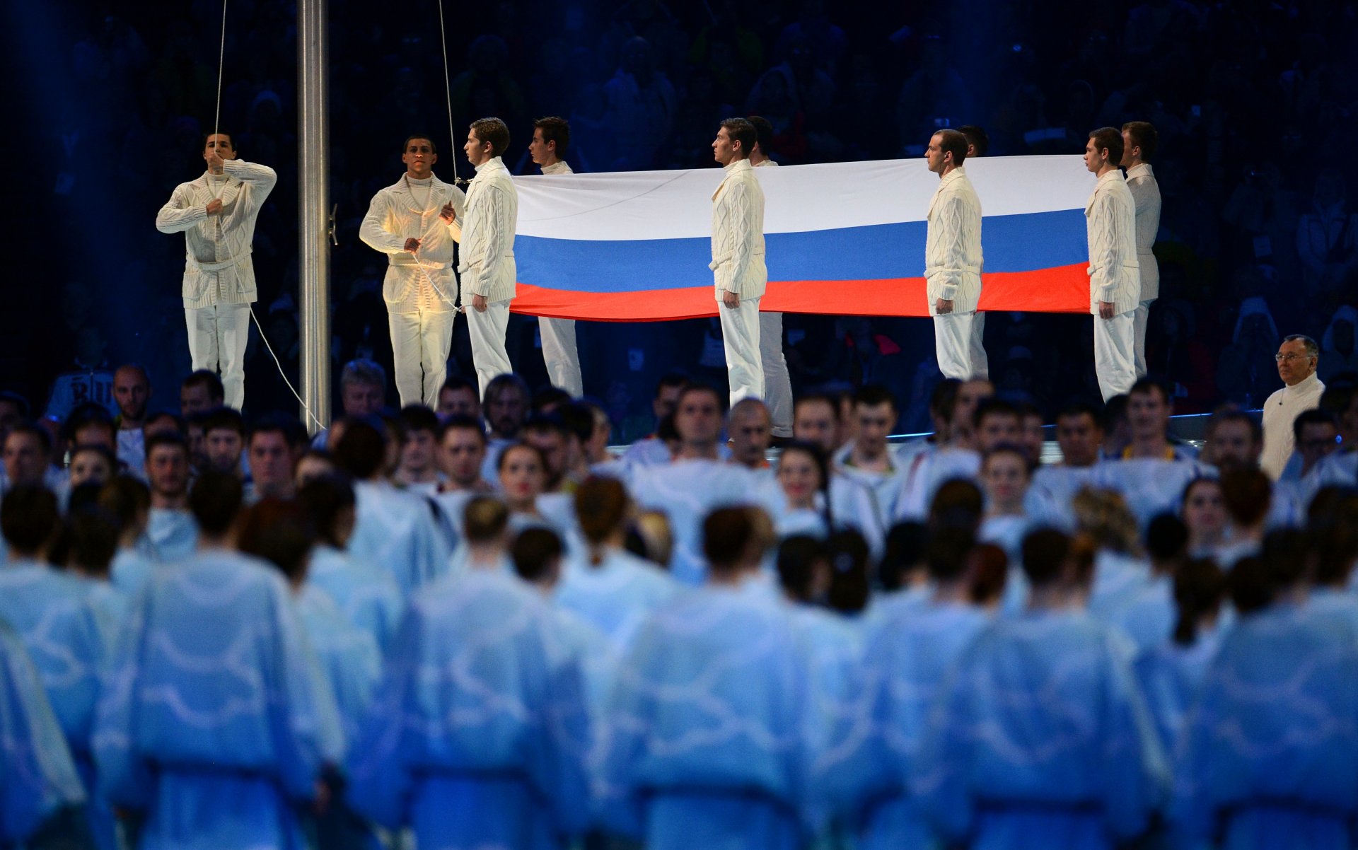 bandiera banner tricolore sollevamento russia cerimonia di apertura dei giochi paralimpici sochi 2014 sochi 2014 giochi paralimpici persone atleti coro