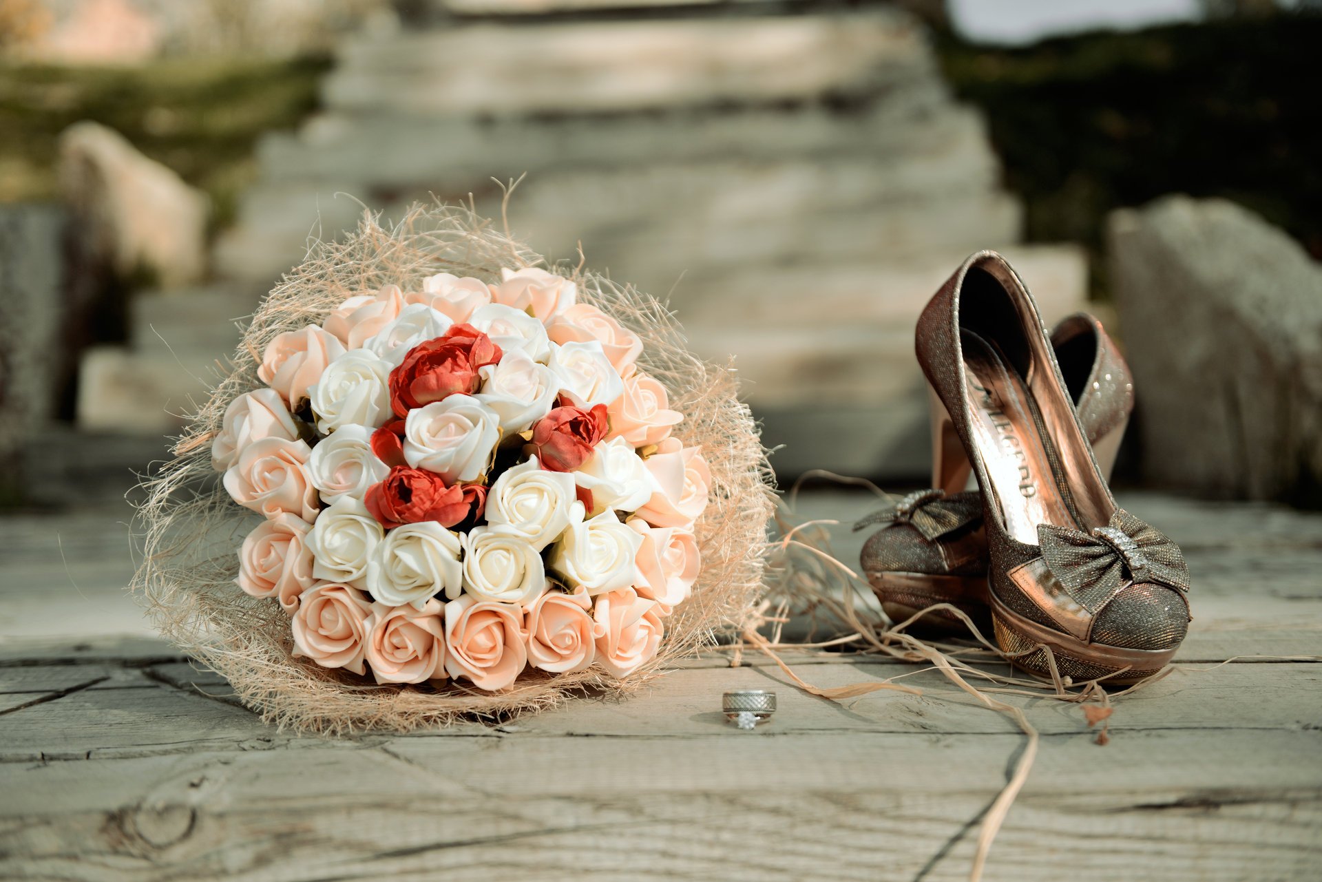 scarpe matrimonio bouquet rose fiori anelli