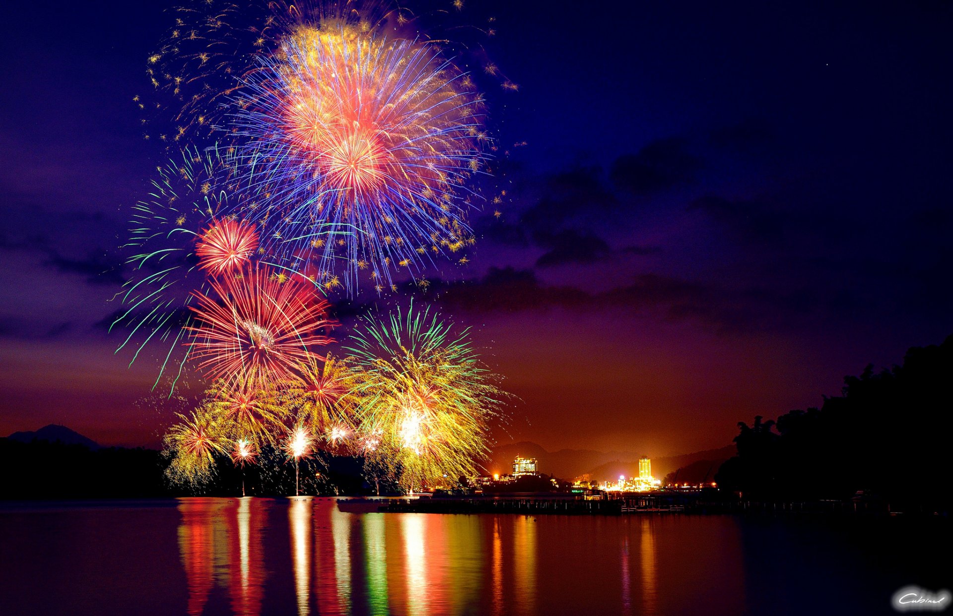 noche ciudad lago fuegos artificiales luces saludo