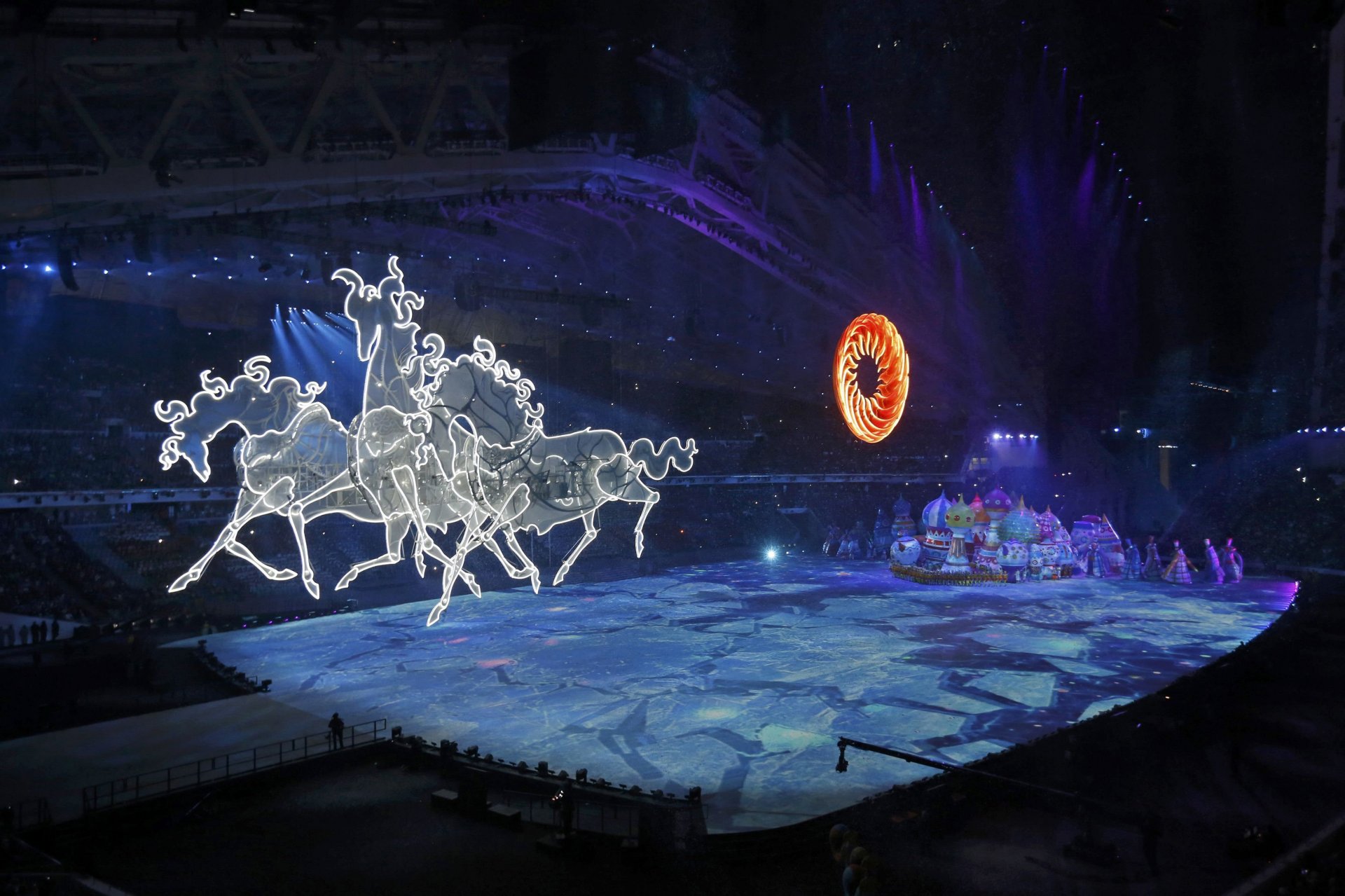 cérémonie d ouverture des xxii jeux olympiques d hiver sotchi 2014 jeux olympiques d hiver sotchi 2014 sotchi 2014 russe troïka chevaux chevaux soleil performance paysage spectacle mécanisme glace ville stade f