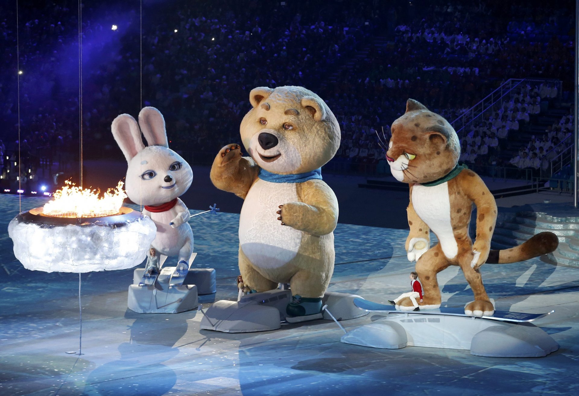 cerimonia di chiusura xxll olimpiadi invernali sochi 2014 bunny zaets orsacchiotto orso leopardo leopardo mascotte olimpiche fuoco spettatori fisht tristezza tristezza sochi 2014 olimpiadi invernali xxii olimpiadi invernali sochi 2014 spettacolo spettacolo