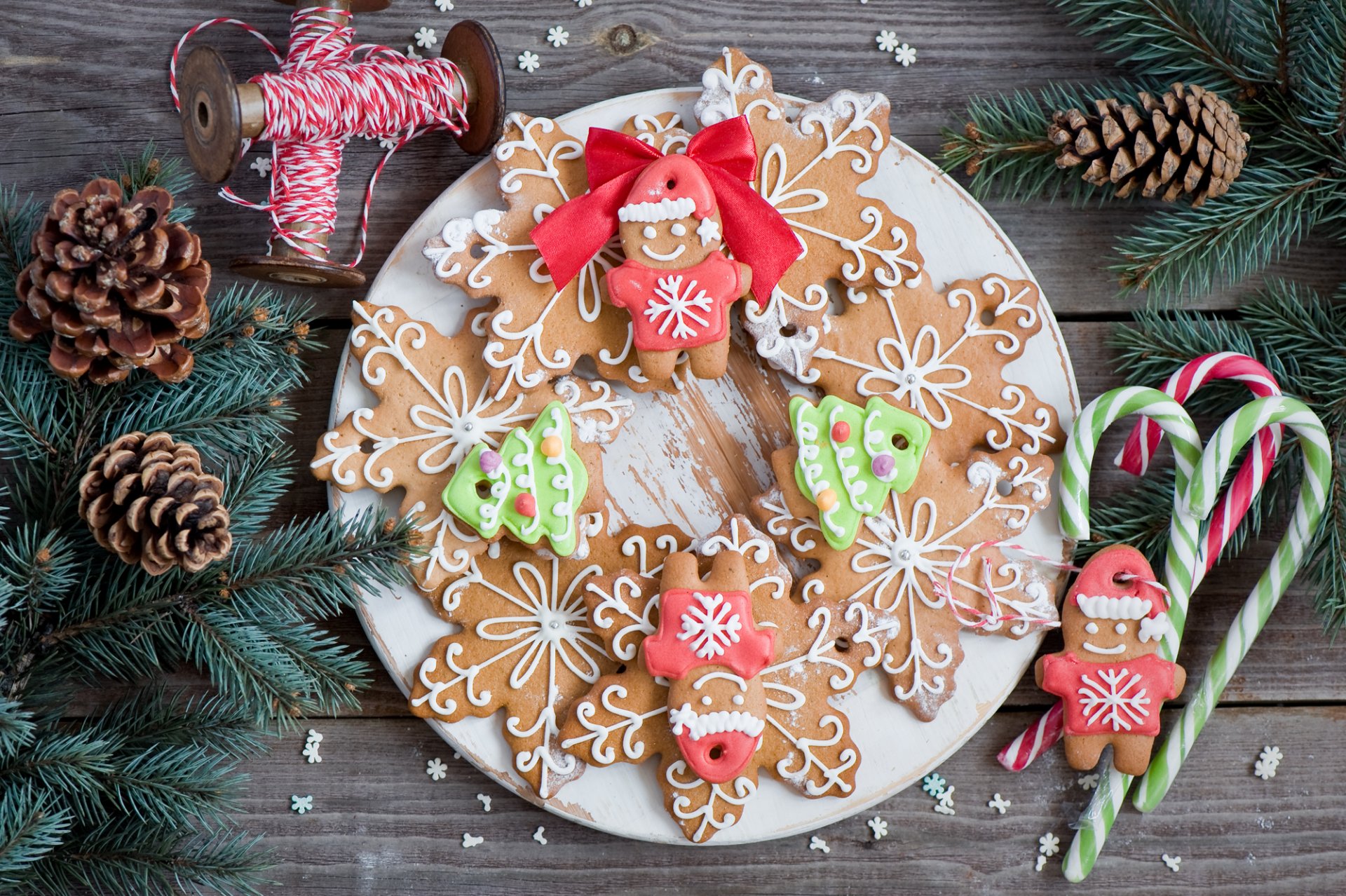 neujahr weihnachten essen kekse figuren schneeflocken männchen backen lebkuchen dessert süßigkeiten süß teller lutscher süßigkeiten zweige tanne zapfen winter feiertage anna verdina