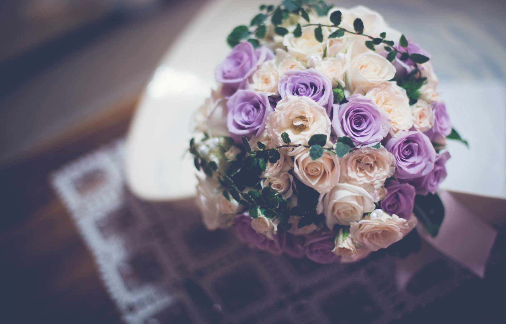 bouquet da sposa fiori rose bianco viola lilla