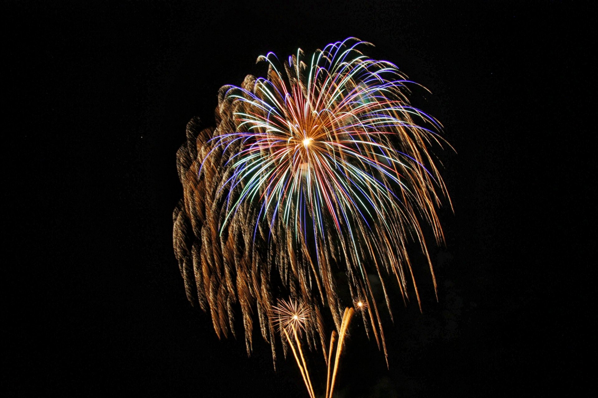 noche fuegos artificiales multicolor vacaciones