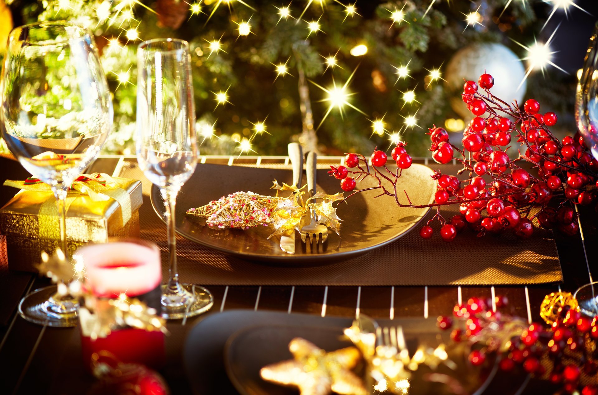 table festive glasses candles plates dishes cutlery cutlery star berries red holly winter gifts new year christma