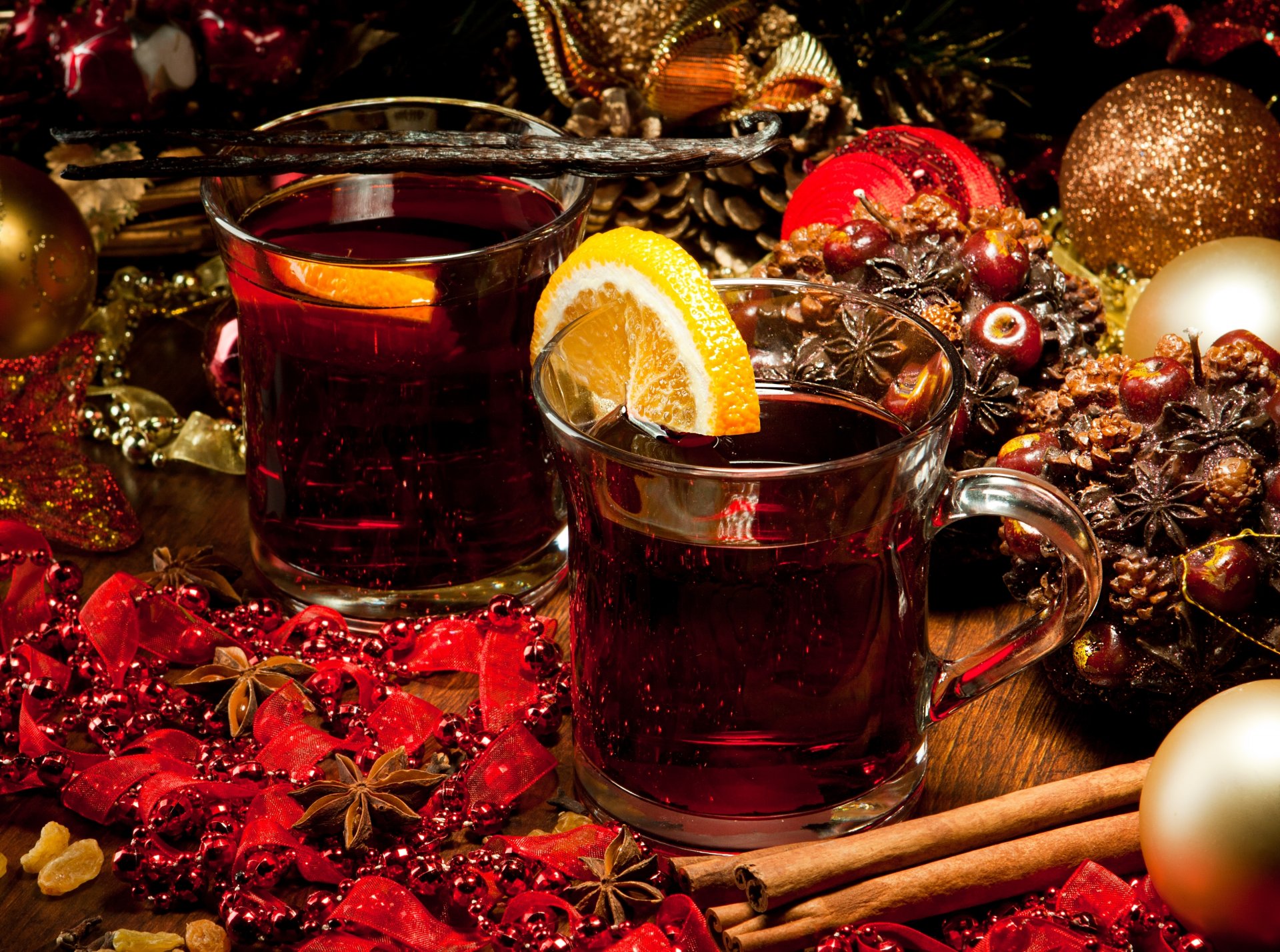 mulled wine drink cups orange spices vanilla cinnamon anise candles beads toys scenery winter holiday