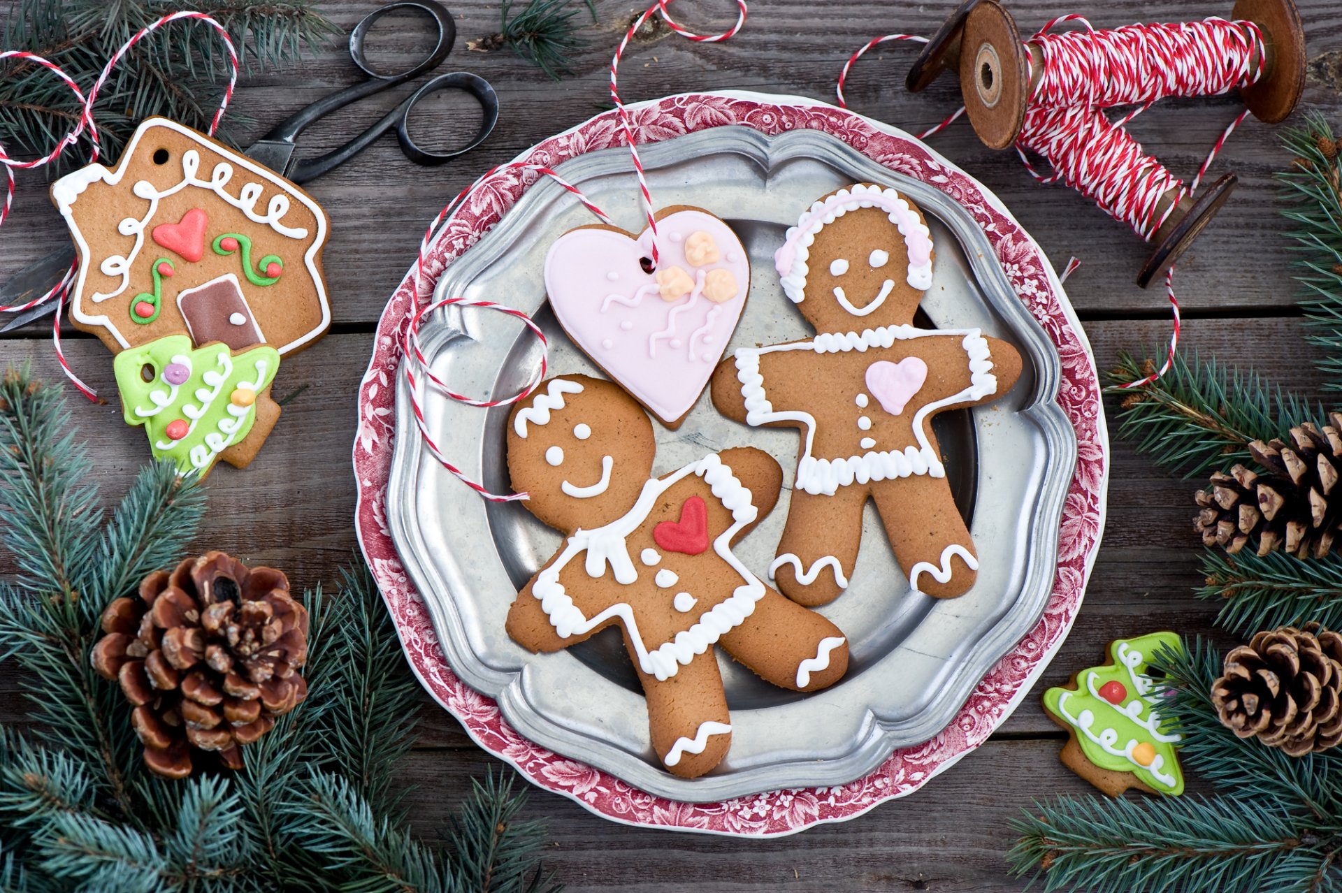 neujahr weihnachten feiertage kekse figuren männer herz haus weihnachtsbäume glasur backen dessert süßigkeiten essen faden zweige tanne zapfen winter anna verdina