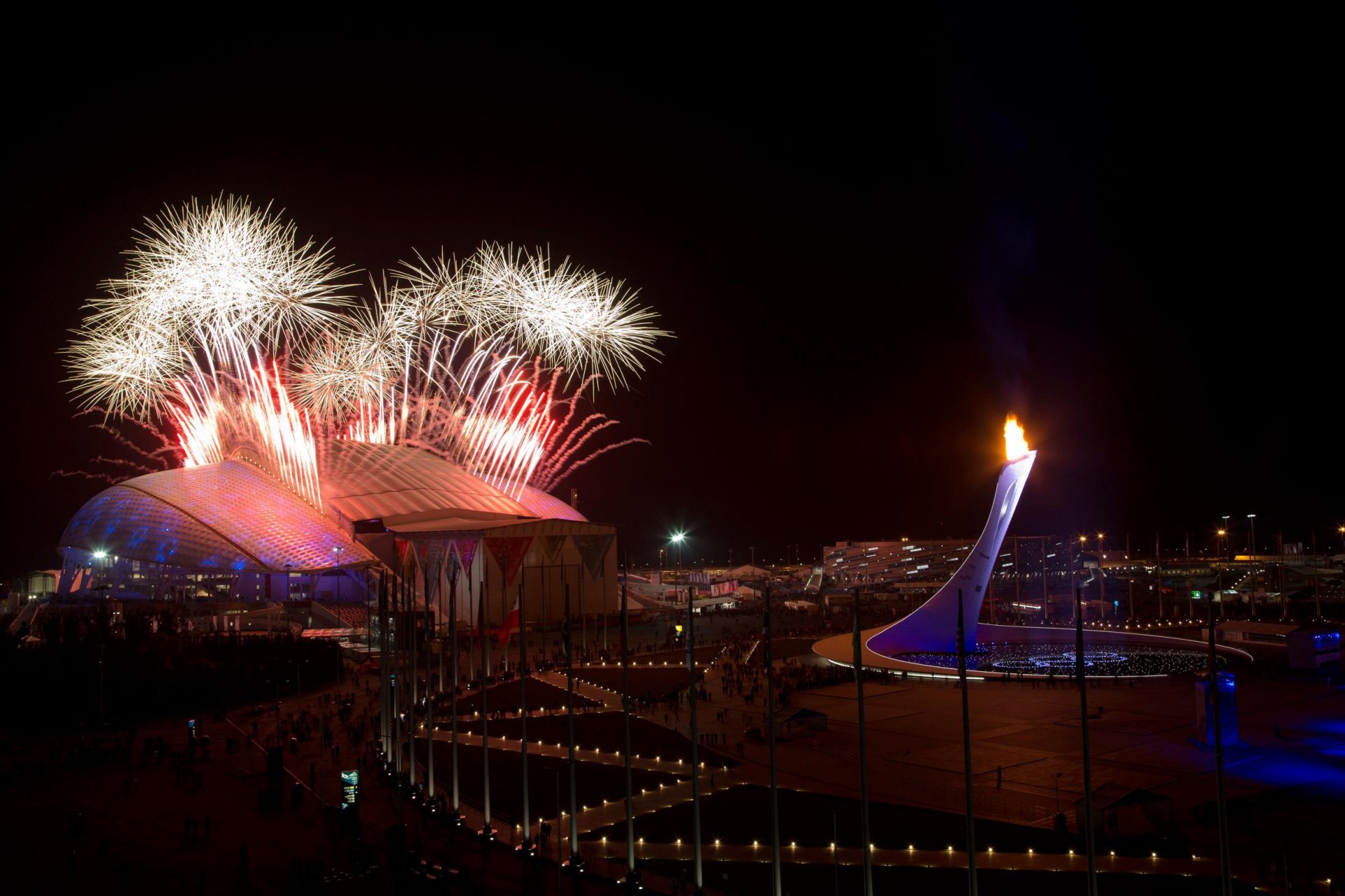 cérémonie de clôture des jeux olympiques d hiver xxl sotchi 2014 sotchi 2014 feux d artifice parc olympique flamme olympique bol torche stade fisht russie soirée