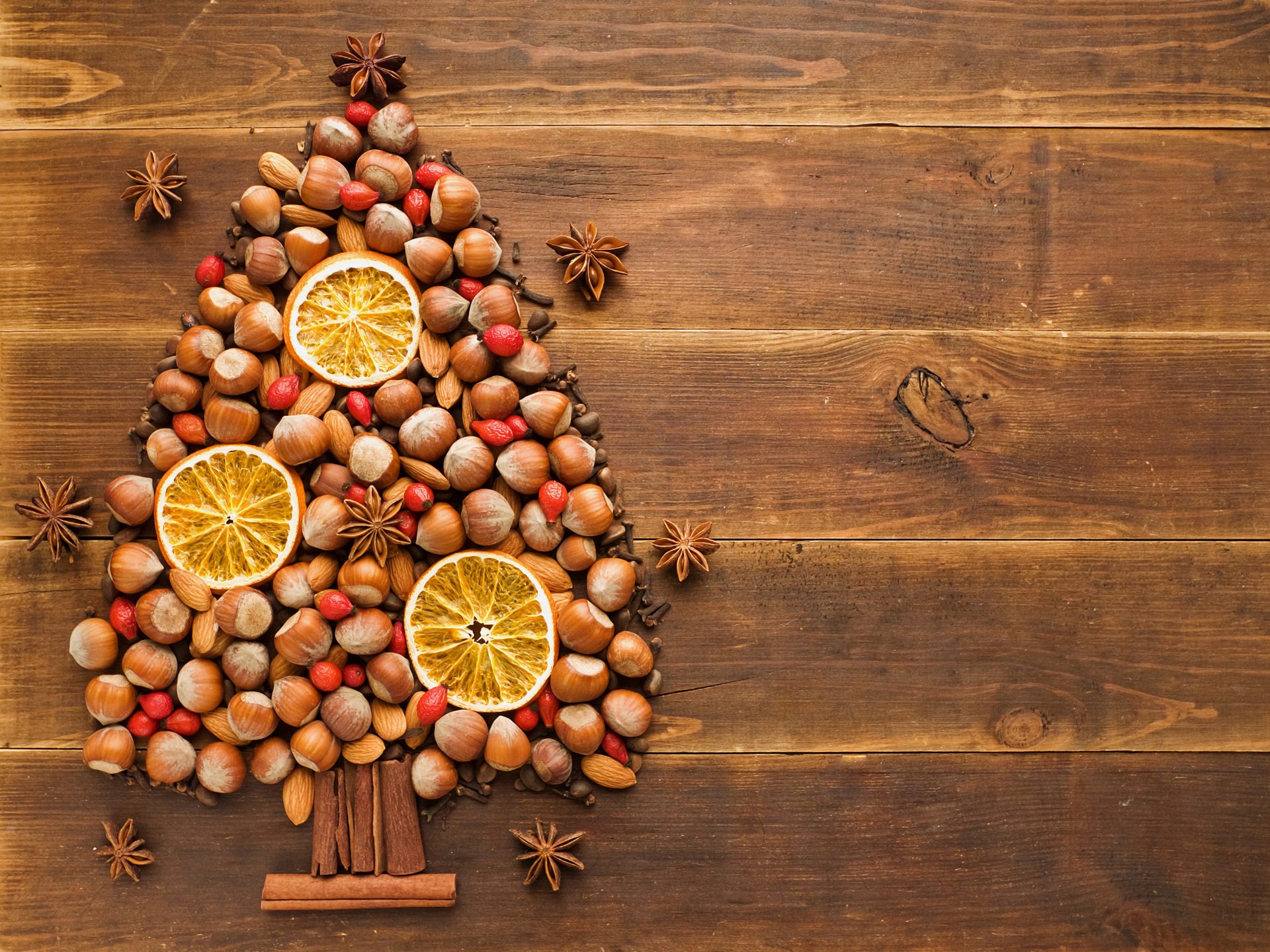 weihnachtsbaum mandeln nüsse wald zimt sternanis nelke hagebutten orange tisch baum urlaub winter neujahr weihnachten