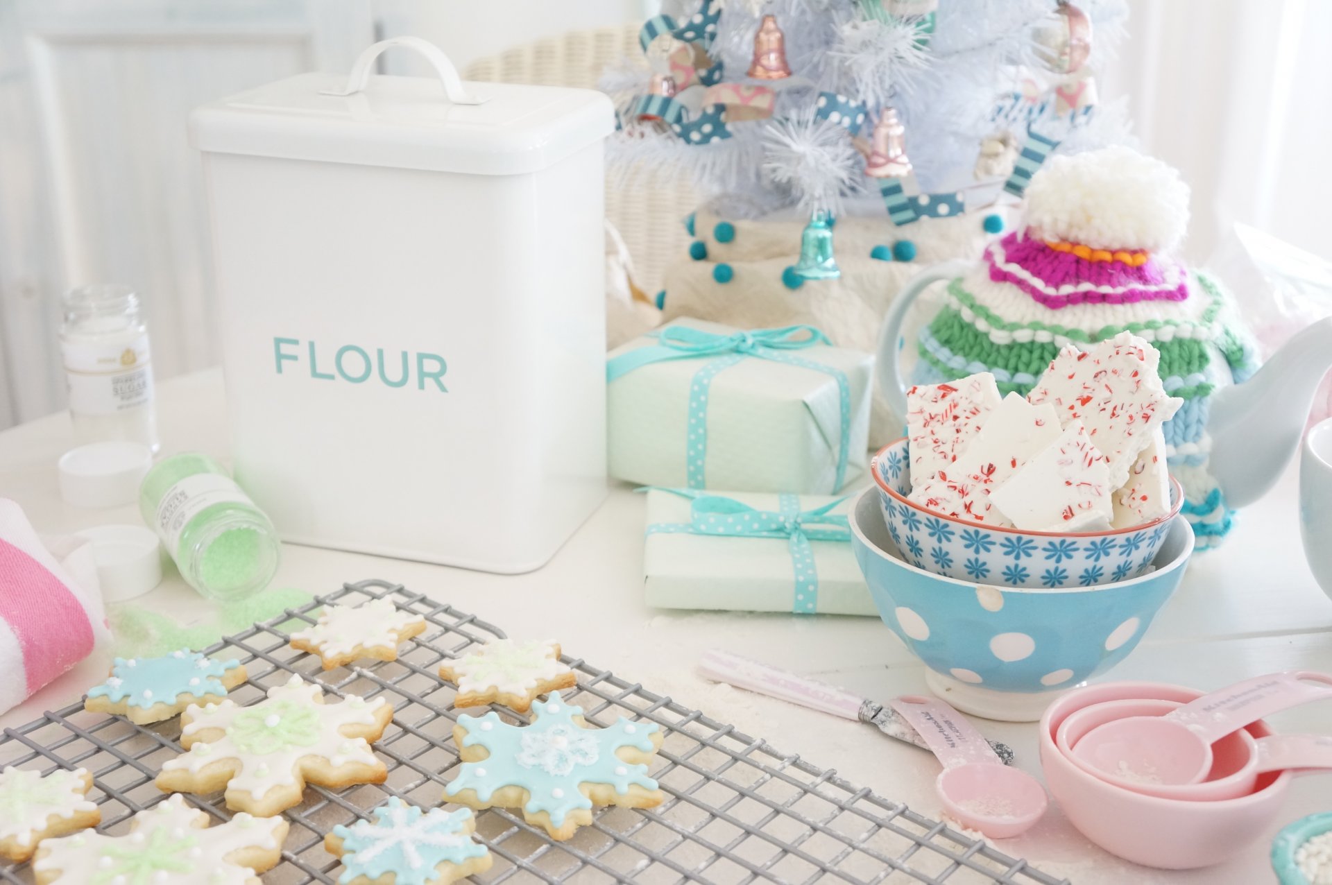 feiertage tisch boxen geschenke weihnachtsbaum hut weihnachten neujahr kekse neujahr backen essen lebensmittel weihnachtsbaum hut