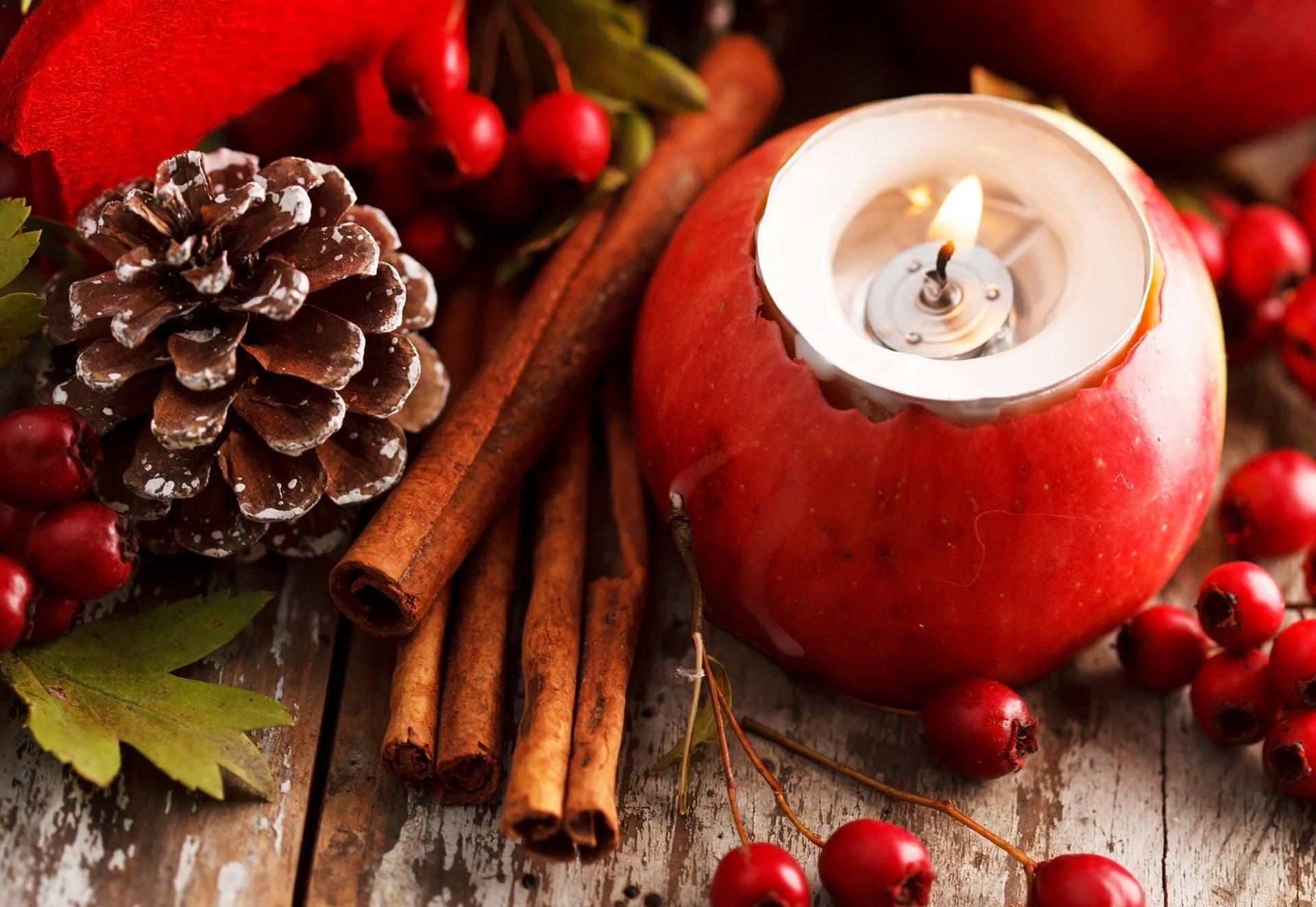 manzana rojo vela piña canela palos bayas hojas decoración vacaciones navidad año nuevo