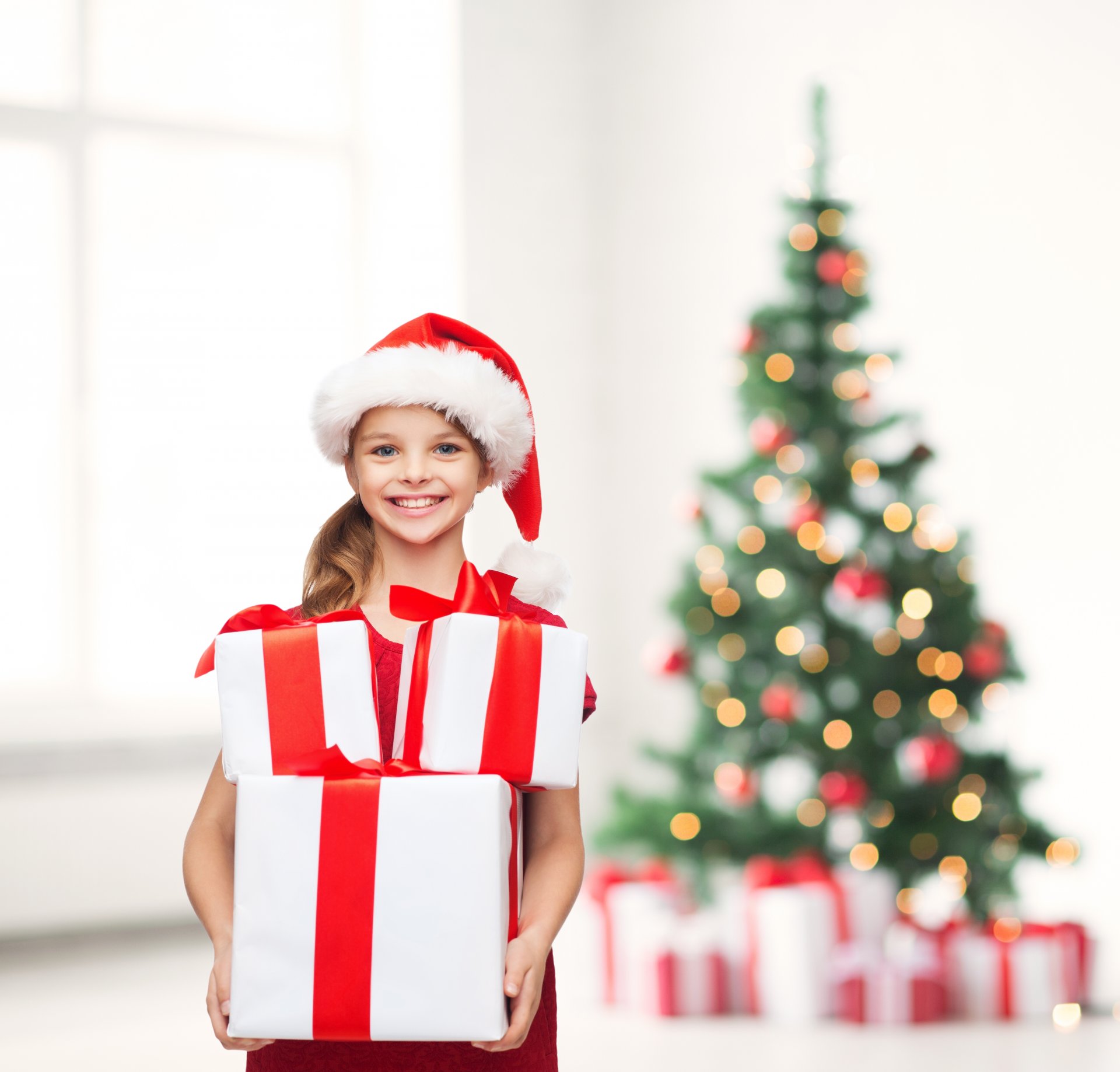 joyeux noël nouvel an arbre de noël fille heureux enfant sourire cadeaux arbre de noël heureux enfants sourire