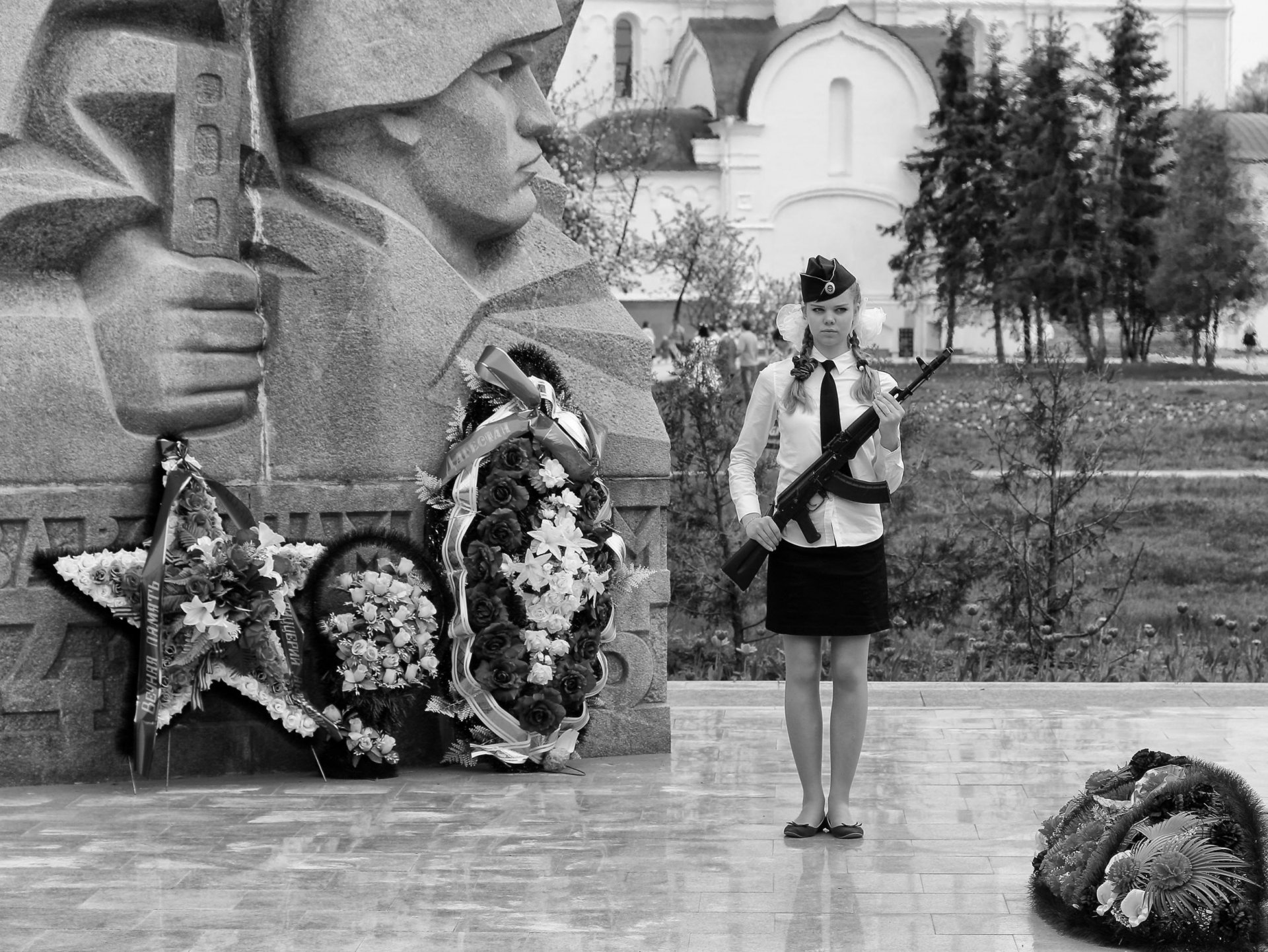 yaroslavl monument honor guard victory day