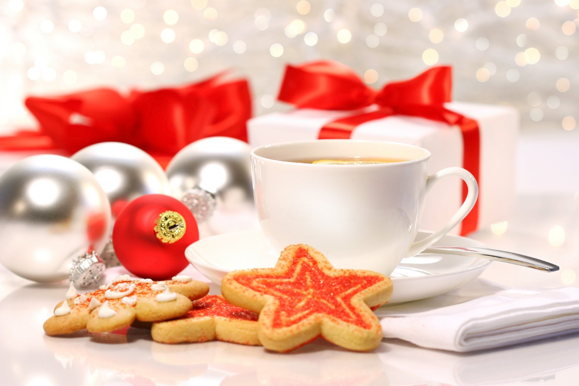 taza té limón galletas pasteles dulces regalos juguetes árbol de navidad bolas vacaciones invierno