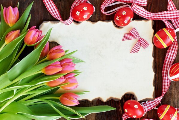 Oeufs de Pâques avec tulipes carte postale