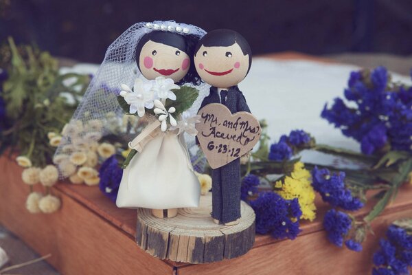 Muñecas de la novia y el novio para la decoración de la mesa