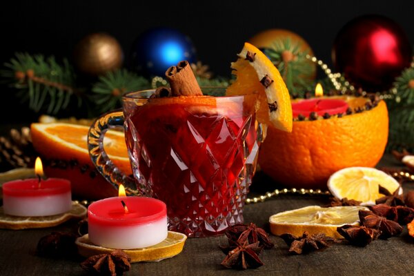 Décoration de la pièce avec des branches d aiguilles de pin avec des morceaux d orange avec des bougies et du vin chaud