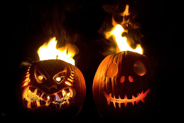 Quema de calabazas de Halloween por la noche