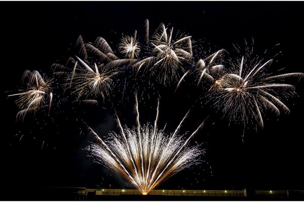 Salut festif sur le ciel noir