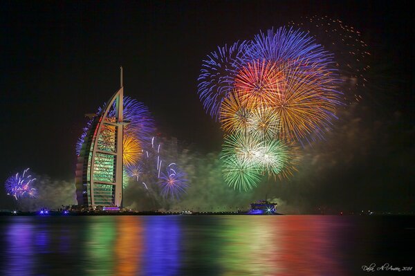 Coloridos fuegos artificiales cerca del hotel Dubai