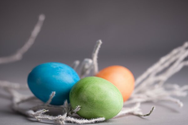 Tre uova di Pasqua con un rametto di salice