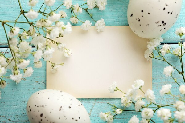 Huevos de Pascua con flores secas sobre un fondo azul