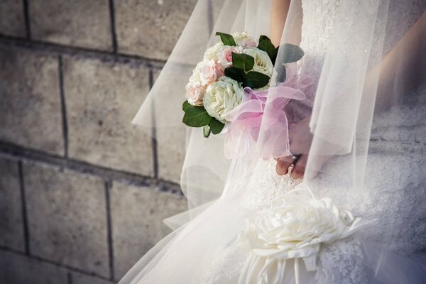 Abito da sposa e bouquet da sposa