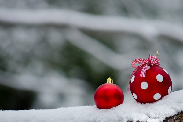 Foto von Weihnachtsspielzeug im Schnee