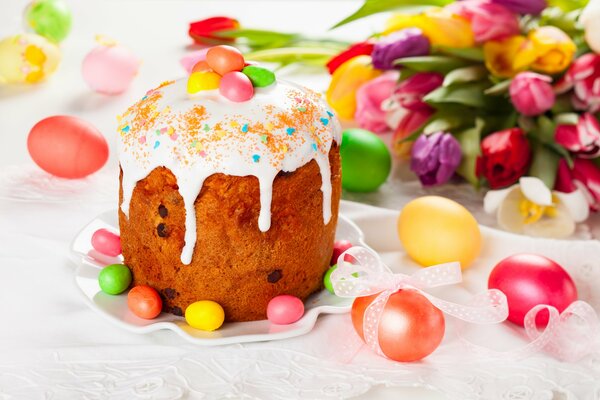 Torta di Pasqua festiva su un piatto