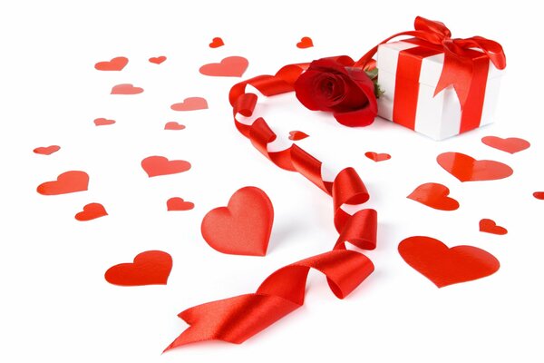 Confezione regalo di cuori e nastro rosso, umore di amore