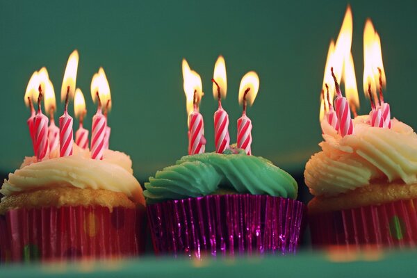 Hermosos cupcakes con velas de cumpleaños