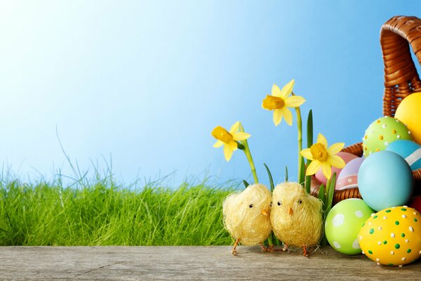 Huevos de Pascua pintados en una cesta